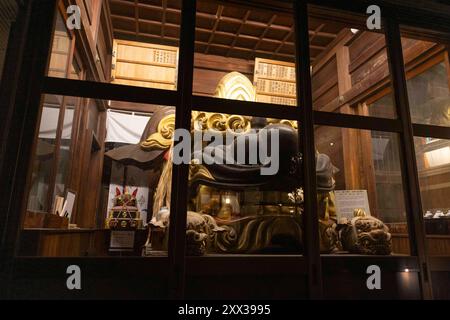 Tokio, Japan. August 2024. Shinto-Beobachtungshund (Komainu) am Namiyoke-Schrein in Tokio am 3. August 2024. - 20240803 PD36439 Credit: APA-PictureDesk/Alamy Live News Stockfoto