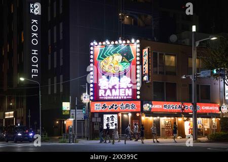 Tokio, Japan. August 2024. Das Neonschild des Ramen Restaurants leuchtet nachts in Tokio am 3. August 2024 hell. - 20240803 PD36440 Credit: APA-PictureDesk/Alamy Live News Stockfoto