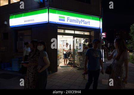 Tokio, Japan. August 2024. FamilyMart 24-Stunden-Geschäft am 3. August 2024 in der Nacht. - 20240803 PD36434 Credit: APA-PictureDesk/Alamy Live News Stockfoto