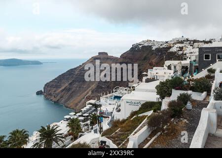 Santorin, Griechenland - 8. Oktober 2019: Bewölkter Tag auf malerischen griechischen Inselklippen. Stockfoto