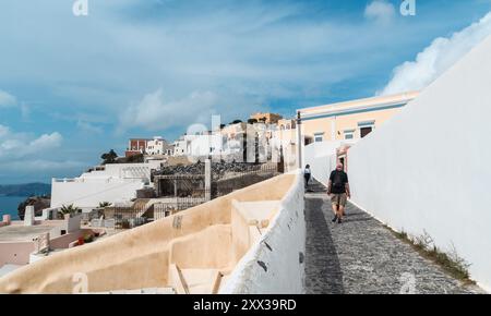 Santorin, Griechenland - 8. Oktober 2019: Ein beschaulicher Spaziergang durch berühmte weiß getünchte Straßen. Stockfoto