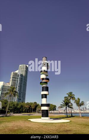 Leuchtturmskulptur im South Pointe Park Pier und Wolkenkratzer am blauen Himmel in South Beach, USA Stockfoto