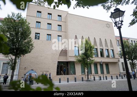 Potsdam, Deutschland. August 2024. Das Potsdamer Synagogenzentrum, das Bundeskanzler Scholz im Rahmen seiner Sommerreise in seinen Wahlkreis besucht. Quelle: Sebastian Christoph Gollnow/dpa/Alamy Live News Stockfoto