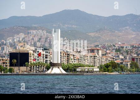 Izmir, Karsiyaka, Türkei - 3. Juli 2024: Blick auf das Mustafa Kemal Atatürk-Denkmal an der Küste von Karsiyaka vom Meer aus Stockfoto