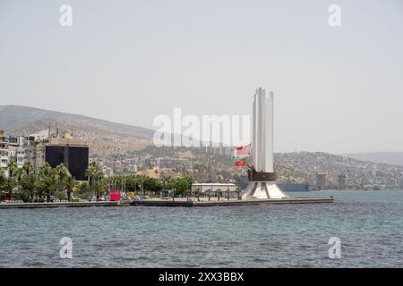 Izmir, Karsiyaka, Türkei - 3. Juli 2024: Blick auf das Mustafa Kemal Atatürk-Denkmal an der Küste von Karsiyaka vom Meer aus Stockfoto