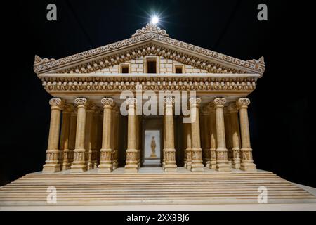 Selcuk, Izmir, Türkei - 5. Juli 2024: Das Archäologische Museum von Ephesus in Selcuk, Izmir, wo das Modell des Artemis-Tempels ausgestellt wird Stockfoto