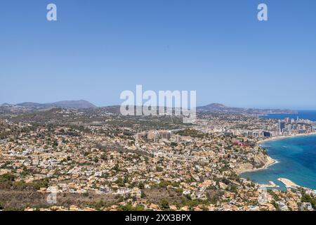 Luftaufnahme der wunderschönen Küstenstadt Calp an Spaniens Mittelmeerküste, die einen Blick auf die Küstenfront von oben zeigt Stockfoto