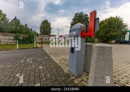 Verlassene Parkbarriere, Leerplätze auf dem kostenpflichtigen Parkplatz, Zutritt zum Grundstück verboten Stockfoto