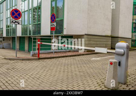 Verlassene Parkbarriere, Leerplätze auf dem kostenpflichtigen Parkplatz, Zutritt zum Grundstück verboten Stockfoto