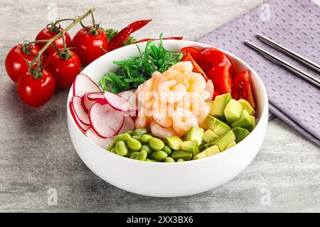 Hawaian Cuisine – Poke mit Cocktailgarnelen und Avocado Stockfoto