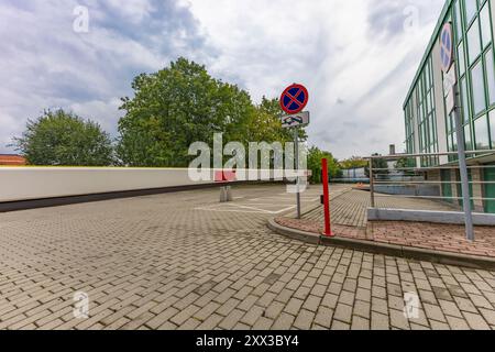 Verlassene Parkbarriere, Leerplätze auf dem kostenpflichtigen Parkplatz, Zutritt zum Grundstück verboten Stockfoto