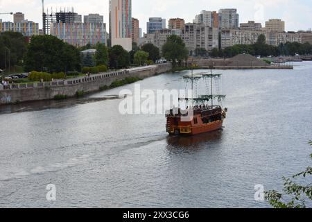 Wunderschöne und helle Landschaften des Flusses Dnieper, der Uferpromenade der Stadt Dnipro, Dnepropetrovsk. Häuser und Gebäude, gemauerte Böschungen Stockfoto