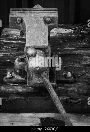 Schwarz-weiß-Bild eines rostigen Schraubstocks Stockfoto