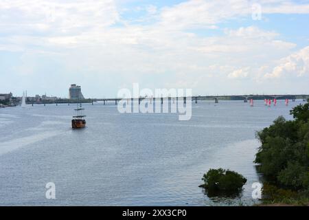 Wunderschöne und helle Landschaften des Flusses Dnieper, der Uferpromenade der Stadt Dnipro, Dnepropetrovsk. Häuser und Gebäude, gemauerte Böschungen Stockfoto