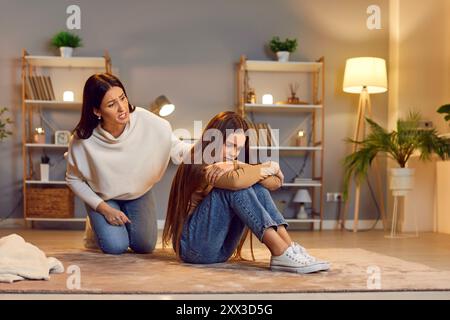 Mutter Schimpft Die Weinende Tochter Am Abend Zu Hause Stockfoto