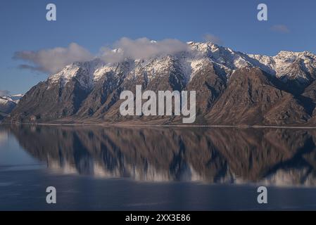 Licht am späten Nachmittag über Lake Hawea, Otago Region, Neuseeland im Winter 2024 Stockfoto