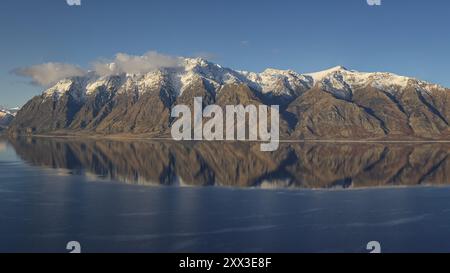 Licht am späten Nachmittag über Lake Hawea, Otago Region, Neuseeland im Winter 2024 Stockfoto
