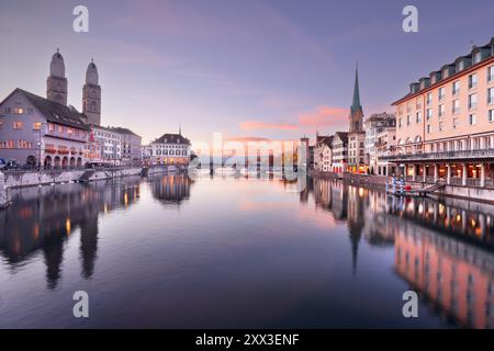 Zürich, Schweiz an der Limmat zur blauen Stunde. Stockfoto