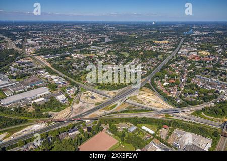 Luftbild, Großbaustelle Autobahnkreuz Herne, Autobahn A42 und Autobahn A43, D-Zug Güterzug auf der Eisenbahnbrücke, Nordfriedhof und Wohngebiet Ortsansicht Baukau mit Fernsicht, Baukau-West, Herne, Ruhrgebiet, Nordrhein-Westfalen, Deutschland ACHTUNGxMINDESTHONORARx60xEURO *** Luftaufnahme, großer Baustellenautobahnknoten Herne, Autobahn A42 und Autobahn A43, D-Zug Güterzug auf der Eisenbahnbrücke, Nordfriedhof und Wohngebiet Ortsansicht Baukau mit Fernsicht, Baukau West, Herne, Ruhrgebiet, Nordrhein-Westfalen, Deutschland ACHTUNGxMINDESTHONORARx60xEURO Stockfoto