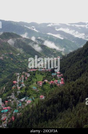 Niedrige Wolken bedeckten die Berge nach starken Regenfällen in Shimla. Foto von Pradeep Kumar Stockfoto