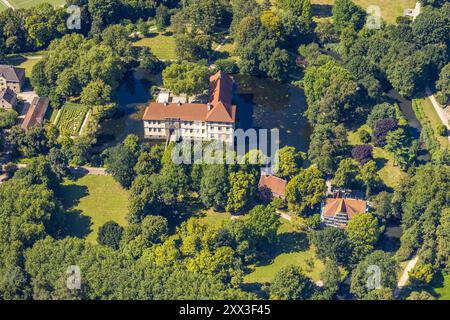 Luftbild, Schloss Strünkede Wasserschloss, Schlosskapelle und Baustelle mit Baugerüst Städtische Galerie im Schlosspark Strünkede Emschertal-Museum, Baukau, Herne, Ruhrgebiet, Nordrhein-Westfalen, Deutschland ACHTUNGxMINDESTHONORARx60xEURO *** aus der Vogelperspektive Schloss Strünkede Wasserschloss, Burgkapelle und Baustelle mit Gerüst Städtische Galerie im Schlosspark Strünkede Emschertal Museum , Baukau, Herne, Ruhrgebiet, Nordrhein Westfalen, Deutschland ACHTUNGxMINDESTHONORARx60xEURO Stockfoto