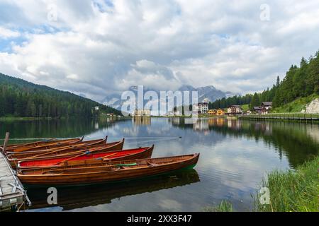 Wunderschöne Landschaft am Lake Misurina. Holzboote im Vordergrund, Lago di Misurina in den Dolomiten. Auronzo di Cadore, Provinz Bel Stockfoto