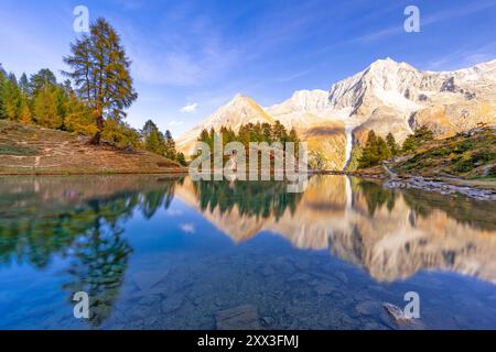 LAC Bleu in Arolla, Schweiz, am Fuße des Val d'Hérens. Stockfoto