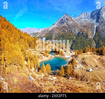 LAC Bleu in Arolla, Schweiz am Fuße des Val d'Hérens in der Herbstsaison von oben. Stockfoto