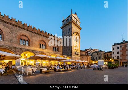 Torre Dell'Orologio und Palazzo della Ragione, Piazza delle Erbe, Mantua, Mantova, Italien Stockfoto