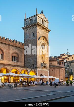 Torre Dell'Orologio und Palazzo della Ragione, Piazza delle Erbe, Mantua, Mantova, Italien Stockfoto