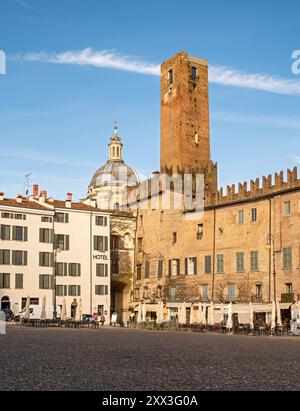 Torre della Gabbia - Käfigturm - und Acerbi Palast von Piazza Sordello, Mantua, Mantova, Italien Stockfoto