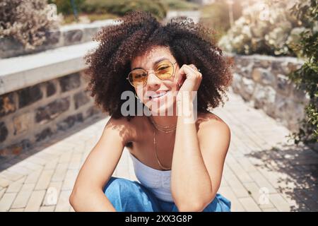 Porträt, Frau und Mode mit Sonnenbrille für Selbstvertrauen, Attitüde und Designerkleidung. Stilvolles afrikanisches Mädchen und Accessoires mit Lächeln für Stockfoto