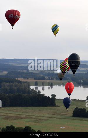 Jindrichuv Hradec, Tschechische Republik. August 2024. Heißluftballons fliegen am frühen Morgen während der 25. FAI Heißluftballonmeisterschaft in Jindrichuv Hradec in der südböhmischen Region (140 km südlich von Prag) in der Tschechischen Republik. 22 Teilnehmer aus acht Ländern nehmen an der Veranstaltung Teil. (Kreditbild: © Slavek Ruta/ZUMA Press Wire) NUR REDAKTIONELLE VERWENDUNG! Nicht für kommerzielle ZWECKE! Stockfoto