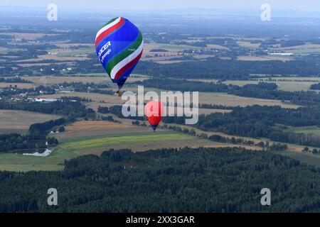 Jindrichuv Hradec, Tschechische Republik. August 2024. Heißluftballons fliegen am frühen Morgen während der 25. FAI Heißluftballonmeisterschaft in Jindrichuv Hradec in der südböhmischen Region (140 km südlich von Prag) in der Tschechischen Republik. 22 Teilnehmer aus acht Ländern nehmen an der Veranstaltung Teil. (Kreditbild: © Slavek Ruta/ZUMA Press Wire) NUR REDAKTIONELLE VERWENDUNG! Nicht für kommerzielle ZWECKE! Stockfoto