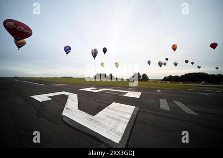 Jindrichuv Hradec, Tschechische Republik. August 2024. Heißluftballons fliegen am frühen Morgen während der 25. FAI Heißluftballonmeisterschaft in Jindrichuv Hradec in der südböhmischen Region (140 km südlich von Prag) in der Tschechischen Republik. 22 Teilnehmer aus acht Ländern nehmen an der Veranstaltung Teil. (Kreditbild: © Slavek Ruta/ZUMA Press Wire) NUR REDAKTIONELLE VERWENDUNG! Nicht für kommerzielle ZWECKE! Stockfoto