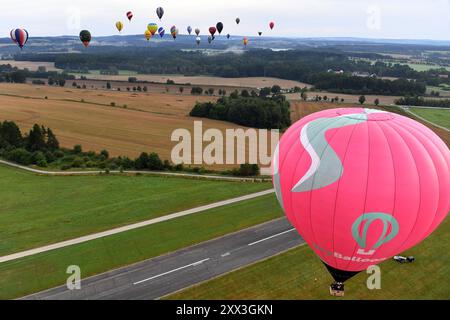 Jindrichuv Hradec, Tschechische Republik. August 2024. Heißluftballons fliegen am frühen Morgen während der 25. FAI Heißluftballonmeisterschaft in Jindrichuv Hradec in der südböhmischen Region (140 km südlich von Prag) in der Tschechischen Republik. 22 Teilnehmer aus acht Ländern nehmen an der Veranstaltung Teil. (Kreditbild: © Slavek Ruta/ZUMA Press Wire) NUR REDAKTIONELLE VERWENDUNG! Nicht für kommerzielle ZWECKE! Stockfoto