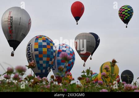 Jindrichuv Hradec, Tschechische Republik. August 2024. Heißluftballons fliegen am frühen Morgen während der 25. FAI Heißluftballonmeisterschaft in Jindrichuv Hradec in der südböhmischen Region (140 km südlich von Prag) in der Tschechischen Republik. 22 Teilnehmer aus acht Ländern nehmen an der Veranstaltung Teil. (Kreditbild: © Slavek Ruta/ZUMA Press Wire) NUR REDAKTIONELLE VERWENDUNG! Nicht für kommerzielle ZWECKE! Stockfoto