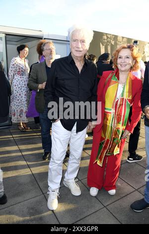 Juergen Prochnow mit Ehefrau Verena Wengler beim Eröffnungsempfang zu den UFA Filmnächten 2024 am 21.08.2024 in Berlin *** Juergen Prochnow mit seiner Frau Verena Wengler beim Eröffnungsempfang der UFA Filmnächte 2024 am 21. August 2024 in Berlin Stockfoto