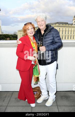 Juergen Prochnow mit Ehefrau Verena Wengler beim Eröffnungsempfang zu den UFA Filmnächten 2024 am 21.08.2024 in Berlin *** Juergen Prochnow mit seiner Frau Verena Wengler beim Eröffnungsempfang der UFA Filmnächte 2024 am 21. August 2024 in Berlin Stockfoto