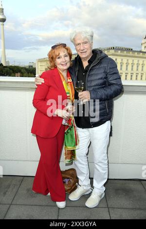 Juergen Prochnow mit Ehefrau Verena Wengler beim Eröffnungsempfang zu den UFA Filmnächten 2024 am 21.08.2024 in Berlin *** Juergen Prochnow mit seiner Frau Verena Wengler beim Eröffnungsempfang der UFA Filmnächte 2024 am 21. August 2024 in Berlin Stockfoto