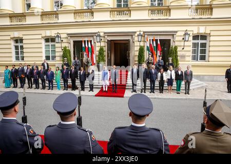 Warschau, Polen. August 2024. Der polnische Premierminister Donald Tusk begrüßt am 22. August 2024 den indischen Premierminister Narendra Modi zusammen mit Delegationen zu bilateralen Gesprächen im polnischen Kanzleramt in der Ujazdowska-Straße in Warschau, der Hauptstadt Polens. Die Staats- und Regierungschefs erörtern das Thema Sicherheit und Wirtschaft. (Foto: Dominika Zarzycka/SIPA USA) Credit: SIPA USA/Alamy Live News Stockfoto