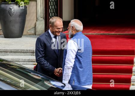 Warschau, Polen. August 2024. Der polnische Premierminister Donald Tusk begrüßt am 22. August 2024 den indischen Premierminister Narendra Modi zu bilateralen Gesprächen im polnischen Kanzleramt in der Ujazdowska-Straße in Warschau, der Hauptstadt Polens. Die Staats- und Regierungschefs erörtern das Thema Sicherheit und Wirtschaft. (Foto: Dominika Zarzycka/SIPA USA) Credit: SIPA USA/Alamy Live News Stockfoto