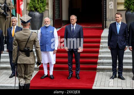 Warschau, Polen. August 2024. Der polnische Premierminister Donald Tusk begrüßt am 22. August 2024 den indischen Premierminister Narendra Modi zusammen mit Delegationen zu bilateralen Gesprächen im polnischen Kanzleramt in der Ujazdowska-Straße in Warschau, der Hauptstadt Polens. Die Staats- und Regierungschefs erörtern das Thema Sicherheit und Wirtschaft. (Foto: Dominika Zarzycka/SIPA USA) Credit: SIPA USA/Alamy Live News Stockfoto