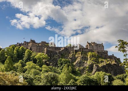 Ein eindrucksvolles Foto von Edinburgh Castle auf dem felsigen Hügel, das seine Pracht und historische Bedeutung zeigt. Stockfoto
