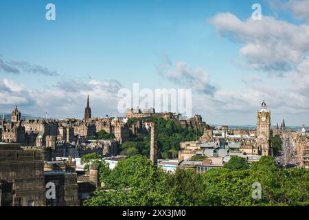 Ein großer Blick auf Edinburghs historische Stadtlandschaft vom Calton Hill aus, mit berühmten Wahrzeichen und einer malerischen Skyline Stockfoto