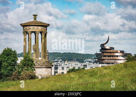 Das Dugald Stewart Monument auf Calton Hill mit einem atemberaubenden Blick auf Edinburghs Stadtlandschaft im Hintergrund Stockfoto