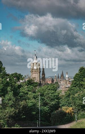 Ein großer Blick auf Edinburghs historische Stadtlandschaft vom Calton Hill aus, mit berühmten Wahrzeichen und einer malerischen Skyline Stockfoto
