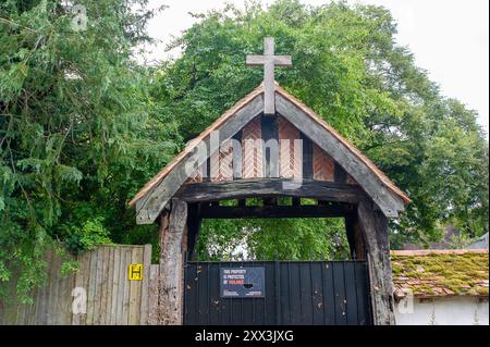 Taplow, Buckinghamshire, Großbritannien. August 2024. Burnham Abbey in Taplow, Buckinghamshire, eines der letzten erhaltenen mittelalterlichen Klöster Großbritanniens, wurde zum Verkauf angeboten. Die Abtei wurde 1266 erbaut und ist für 3,5 Millionen Pfund auf dem Markt. Die Abtei war zuletzt die Heimat anglikanischer Nonnen, der Gesellschaft des kostbaren Blutes. Kredit: Maureen McLean/Alamy Stockfoto