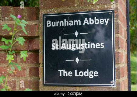 Taplow, Buckinghamshire, Großbritannien. August 2024. Burnham Abbey in Taplow, Buckinghamshire, eines der letzten erhaltenen mittelalterlichen Klöster Großbritanniens, wurde zum Verkauf angeboten. Die Abtei wurde 1266 erbaut und ist für 3,5 Millionen Pfund auf dem Markt. Die Abtei war zuletzt die Heimat anglikanischer Nonnen, der Gesellschaft des kostbaren Blutes. Kredit: Maureen McLean/Alamy Stockfoto