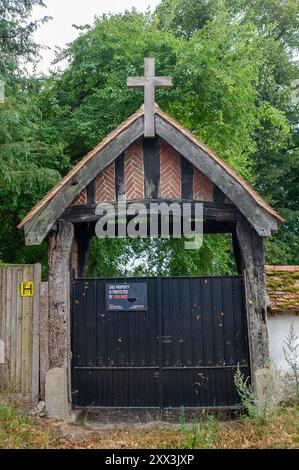 Taplow, Buckinghamshire, Großbritannien. August 2024. Burnham Abbey in Taplow, Buckinghamshire, eines der letzten erhaltenen mittelalterlichen Klöster Großbritanniens, wurde zum Verkauf angeboten. Die Abtei wurde 1266 erbaut und ist für 3,5 Millionen Pfund auf dem Markt. Die Abtei war zuletzt die Heimat anglikanischer Nonnen, der Gesellschaft des kostbaren Blutes. Kredit: Maureen McLean/Alamy Stockfoto